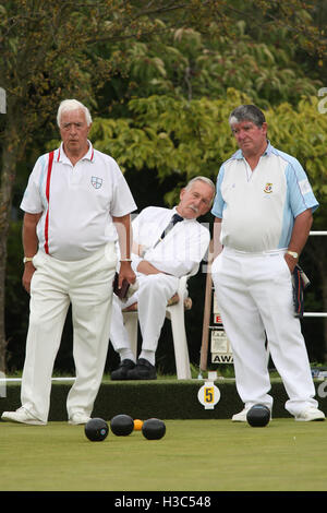 F Wasmuth, R Waller (Brentwood BC, leichten blauen Ärmeln) Vs L Goodman, D Woodhall (Rainham BC) - Paare Trophy - Romford & Bezirk Schalen Association Finaltag bei Harold Hill Bowls Club, Broxhill Center - 09.05.10 Stockfoto