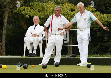 F Wasmuth, R Waller (Brentwood BC, leichten blauen Ärmeln) Vs L Goodman, D Woodhall (Rainham BC) - Paare Trophy - Romford & Bezirk Schalen Association Finaltag bei Harold Hill Bowls Club, Broxhill Center - 09.05.10 Stockfoto