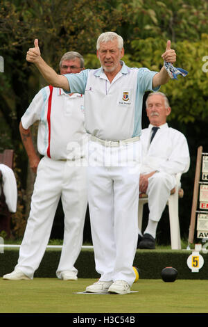 F Wasmuth, R Waller (Brentwood BC, leichten blauen Ärmeln) Vs L Goodman, D Woodhall (Rainham BC) - Paare Trophy - Romford & Bezirk Schalen Association Finaltag bei Harold Hill Bowls Club, Broxhill Center - 09.05.10 Stockfoto