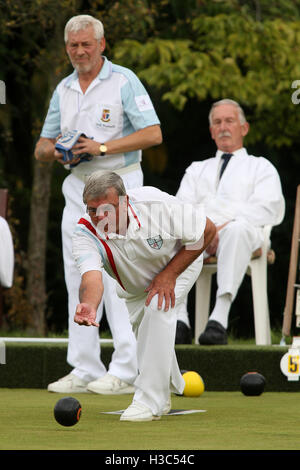 F Wasmuth, R Waller (Brentwood BC, leichten blauen Ärmeln) Vs L Goodman, D Woodhall (Rainham BC) - Paare Trophy - Romford & Bezirk Schalen Association Finaltag bei Harold Hill Bowls Club, Broxhill Center - 09.05.10 Stockfoto