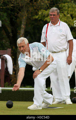 F Wasmuth, R Waller (Brentwood BC, leichten blauen Ärmeln) Vs L Goodman, D Woodhall (Rainham BC) - Paare Trophy - Romford & Bezirk Schalen Association Finaltag bei Harold Hill Bowls Club, Broxhill Center - 09.05.10 Stockfoto