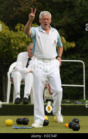 F Wasmuth, R Waller (Brentwood BC, leichten blauen Ärmeln) Vs L Goodman, D Woodhall (Rainham BC) - Paare Trophy - Romford & Bezirk Schalen Association Finaltag bei Harold Hill Bowls Club, Broxhill Center - 09.05.10 Stockfoto