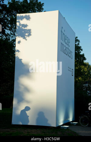 Besucher auf der Frieze Masters International Arts Fair im Regents Park. Stockfoto