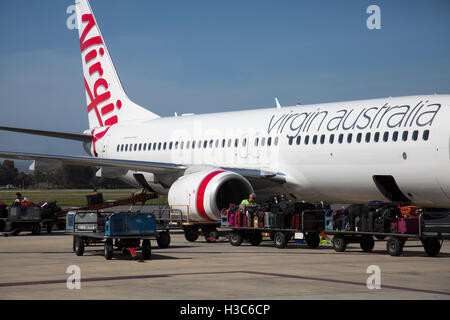 Virgin Australia-Flugzeug auf dem Rollfeld am Flughafen Adelaide, Südaustralien Stockfoto