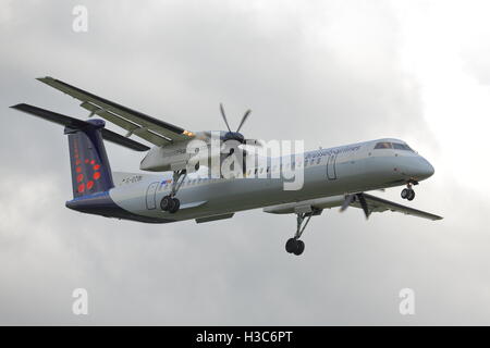 Brüssel Airlines Dash-8 G-ECOI mit Landung am Flughafen Birmingham, UK Stockfoto