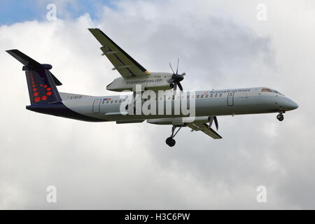 Brüssel Airlines Dash-8 G-ECOI mit Landung am Flughafen Birmingham, UK Stockfoto