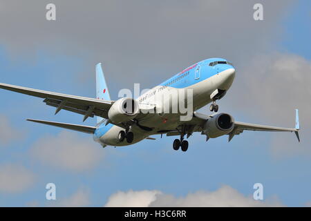 Thomson Airways Boeing 737-800 G-FDZJ landet auf dem Flughafen Birmingham, UK Stockfoto