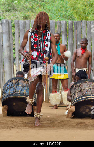 Swazi traditionelle Truppe singen und tanzen im Mantenga Swazi Kulturdorf (Ligugu Lemaswati) Ezulwini Valley, Eswatini (früher Swasiland) Stockfoto