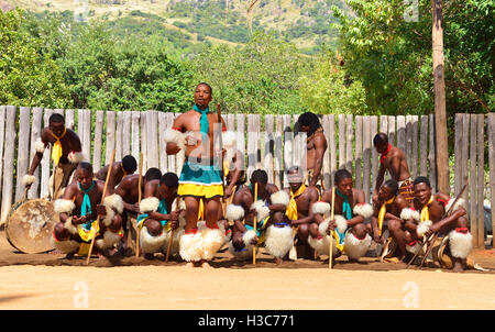 Swazi traditionelle Truppe singen und tanzen im Mantenga Swazi Kulturdorf (Ligugu Lemaswati) Ezulwini Valley, Eswatini (früher Swasiland) Stockfoto