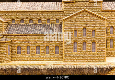 Ein Modell der bulgarischen Kirche St. Sofia ausgefertigt Bündel von Weizen. Außergewöhnliche Kunst. Stockfoto