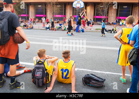 Jugendliche, die während der 3 x 3 ukrainische Streetball Meisterschaft Basketball zu spielen. Stockfoto