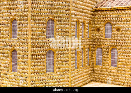 Ein Modell der bulgarischen Kirche St. Sofia ausgefertigt Bündel von Weizen. Außergewöhnliche Kunst. Stockfoto