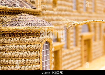 Ein Modell der bulgarischen Kirche St. Sofia ausgefertigt Bündel von Weizen. Außergewöhnliche Kunst. Stockfoto