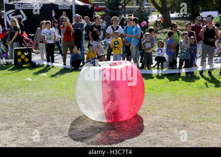 Sofia, Bulgarien - 24. September 2016: Jungen Blase Fußballspiel im Park spielen. Stockfoto