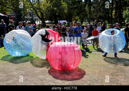 Sofia, Bulgarien - 24. September 2016: Jungen Blase Fußballspiel im Park spielen. Stockfoto