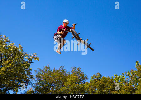 Sofia, Bulgarien - 24. September 2016: Eine extremere Reiter einen freien Stil von einer Rampe springen macht. Der junge mit seinem Fahrrad ich Stockfoto