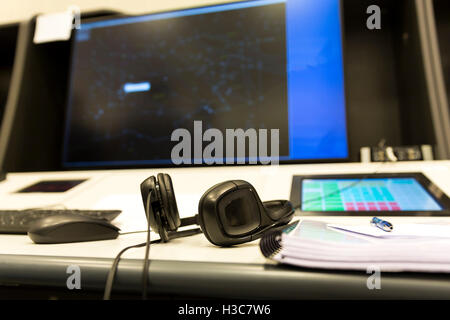 Bullgaria Air Traffic Services Authority Zentrum Kontrollraum. Controller Headsets auf dem Schreibtisch vor der Kontrolle comput Stockfoto