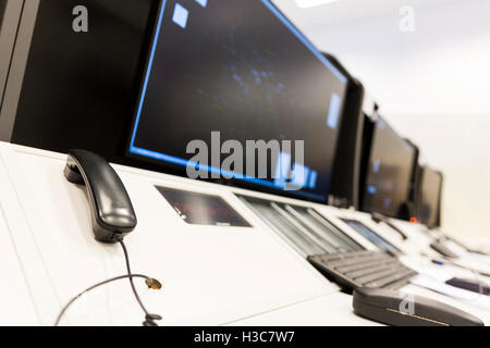 Bullgaria Air Traffic Services Authority Zentrum Kontrollraum. Controller Telefon auf dem Schreibtisch in der Nähe von Kontrolle-Computer-Monitore. N Stockfoto