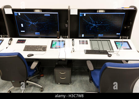 Bullgaria Air Traffic Services Authority Zentrum Kontrollraum. Controller Schreibtisch in der Nähe von Kontrolle-Computer-Monitore. Keine Menschen. Stockfoto