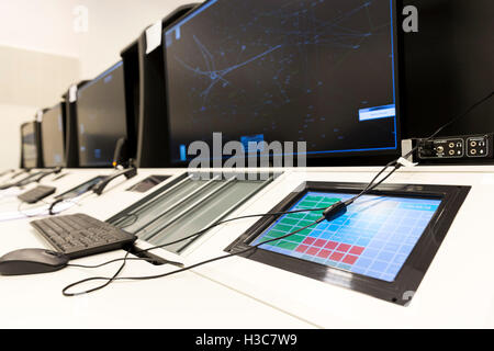 Bullgaria Air Traffic Services Authority Zentrum Kontrollraum. Controller Schreibtisch in der Nähe von Kontrolle-Computer-Monitore. Keine Menschen. Stockfoto