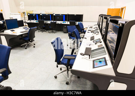 Bullgaria Air Traffic Services Authority Zentrum Kontrollraum. Controller Schreibtisch in der Nähe von Kontrolle-Computer-Monitore. Keine Menschen. Stockfoto