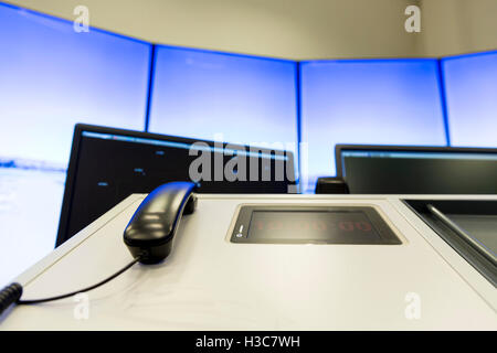 Bullgaria Air Traffic Services Authority Zentrum Kontrollraum. Controller Telefon auf dem Schreibtisch in der Nähe von Kontrolle-Computer-Monitore. N Stockfoto