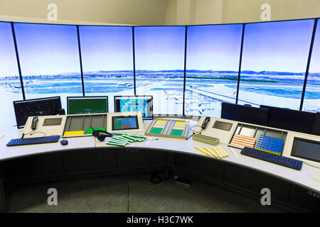 Bullgaria Air Traffic Services Authority Zentrum Kontrollraum. Controller Schreibtisch in der Nähe von Kontrolle-Computer-Monitore. Keine Menschen. Stockfoto