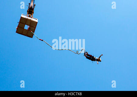 Sofia, Bulgarien - 25. September 2016: Eine alte Frau mit einem Bungee von einem Kran bis in den Himmel an einem sonnigen Sommertag springt Stockfoto