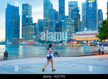 Nicht identifizierte Personen Runnig vor Singapur in Singapur. Singapur wurde erkannt Stockfoto