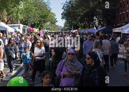 Große Schar von Menschen besuchen die jährliche Atlantic Antic Straße Messe in Brooklyn New York am letzten Sonntag im September statt. Bei Stockfoto