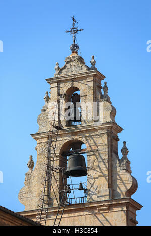 Glockenturm einer mittelalterlichen Kirche in der Altstadt von Salamanca, Spanien Stockfoto