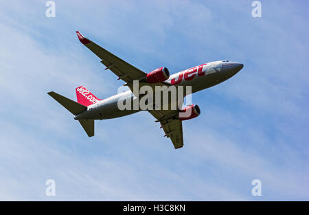 Jet2 Boeing 737 startet vom Flughafen Newcastle, UK. Stockfoto