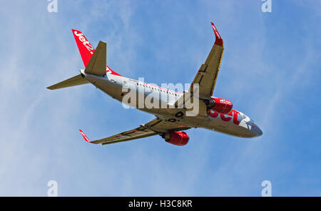 Jet2 Boeing 737 startet vom Flughafen Newcastle, UK Stockfoto