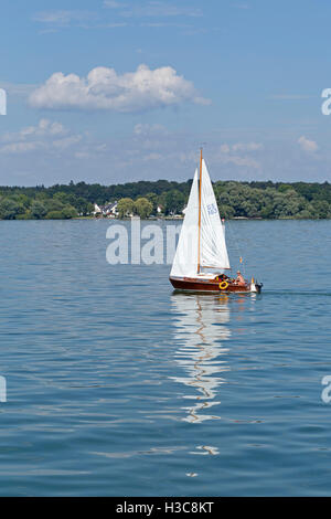 Segelboot Bei Friedrichshafen, Bodensee, Baden-Württemberg, Deutschland | Segelboot in der Nähe von Friedrichshafen, Bodensee, Bad Stockfoto