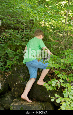 Junge, Klettern, See Staufen, Guetle, Dornbirn, Vorarlberg, Österreich Stockfoto