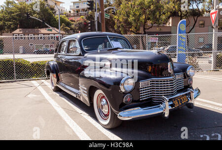 Laguna Beach, CA, USA - 2. Oktober 2016: Schwarz 1941 Cadillac im Besitz von Peter Yoss und der Rotary Club Laguna Beac angezeigt Stockfoto