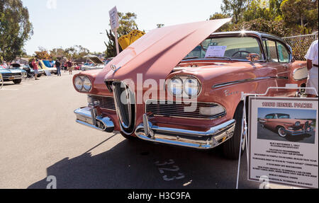 Laguna Beach, CA, USA - 2. Oktober 2016: Rosa 1958 Edsel Pacer im Besitz von Robert Dwyer und angezeigt an der Rotary Club Laguna Stockfoto