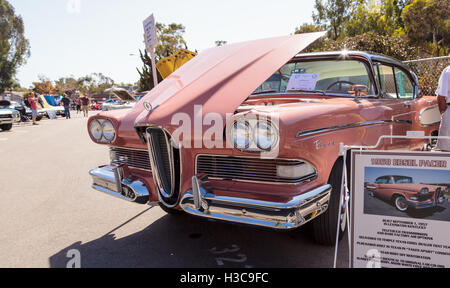 Laguna Beach, CA, USA - 2. Oktober 2016: Rosa 1958 Edsel Pacer im Besitz von Robert Dwyer und angezeigt an der Rotary Club Laguna Stockfoto