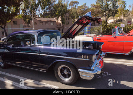 Laguna Beach, CA, USA - 2. Oktober 2016: Lila 1957 Chevrolet Bel Air im Besitz von David Lockwood und angezeigt im Rotary Club Stockfoto