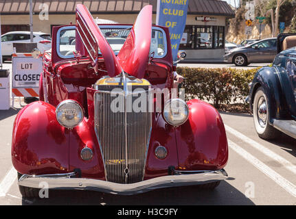 Laguna Beach, CA, USA - 2. Oktober 2016: Rote 1936 Ford Modell 68 Cabriolet im Besitz von Wayne Adkins und angezeigt im Rotary Club Stockfoto