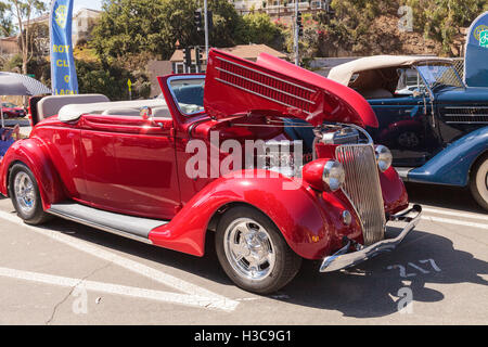 Laguna Beach, CA, USA - 2. Oktober 2016: Rote 1936 Ford Modell 68 Cabriolet im Besitz von Wayne Adkins und angezeigt im Rotary Club Stockfoto