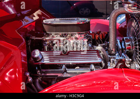 Laguna Beach, CA, USA - 2. Oktober 2016: Rote 1936 Ford Modell 68 Cabriolet im Besitz von Wayne Adkins und angezeigt im Rotary Club Stockfoto