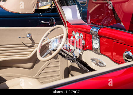 Laguna Beach, CA, USA - 2. Oktober 2016: Rote 1936 Ford Modell 68 Cabriolet im Besitz von Wayne Adkins und angezeigt im Rotary Club Stockfoto