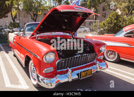 Laguna Beach, CA, USA - 2. Oktober 2016: Rote 1955 Chevrolet Bel Air 2 Tür Hardtop im Besitz von Dennis Katovsich und an der th angezeigt Stockfoto