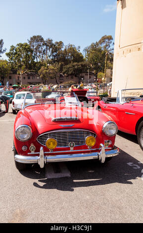 Laguna Beach, CA, USA - 2. Oktober 2016: Red 1961 Austin Healey 3000 im Besitz von Andy Nelson und der Rotary Club La angezeigt Stockfoto