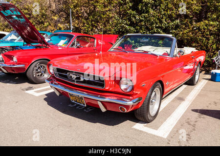 Laguna Beach, CA, USA - 2. Oktober 2016: Rot 1965 Ford Mustang im Besitz von Beverly Morgan und an den Rotary Club von Lagun angezeigt Stockfoto