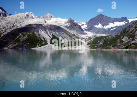 Gletschern und Bergen reflektiert in ruhigem Meerwasser im Glacier-Bay, Alaska Stockfoto