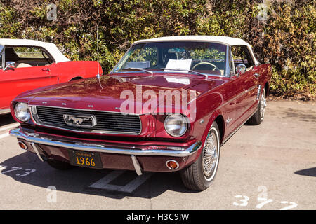 Laguna Beach, CA, USA - 2. Oktober 2016: Rot 1966 Ford Mustang im Besitz von Robert Jump und an den Rotary Club Laguna B angezeigt Stockfoto