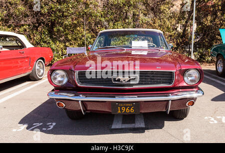 Laguna Beach, CA, USA - 2. Oktober 2016: Rot 1966 Ford Mustang im Besitz von Robert Jump und an den Rotary Club Laguna B angezeigt Stockfoto