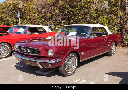 Laguna Beach, CA, USA - 2. Oktober 2016: Rot 1966 Ford Mustang im Besitz von Robert Jump und an den Rotary Club Laguna B angezeigt Stockfoto